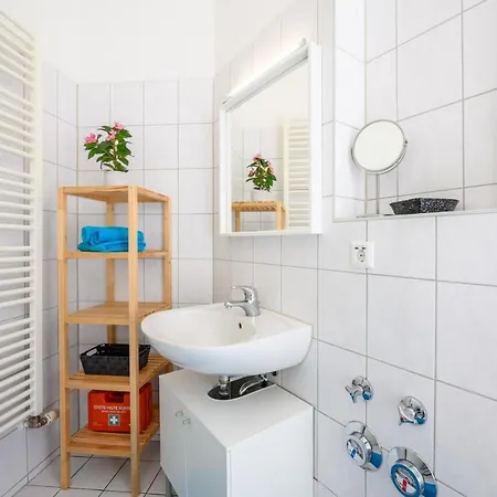 Apartment Helle Mit Balkon In Gruenen Innenhof - W-lan, 4 Schlafplaetze Magdeburg