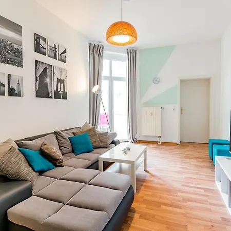 Helle Mit Balkon In Gruenen Innenhof - W-lan, 4 Schlafplaetze Magdeburg