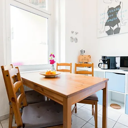 Helle Mit Balkon In Gruenen Innenhof - W-lan, 4 Schlafplaetze Apartment Magdeburg