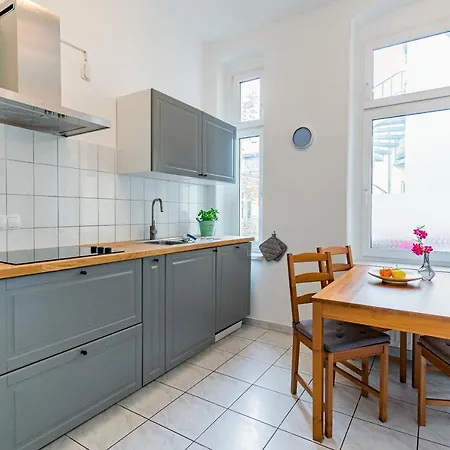 Helle Mit Balkon In Gruenen Innenhof - W-lan, 4 Schlafplaetze Apartment Magdeburg