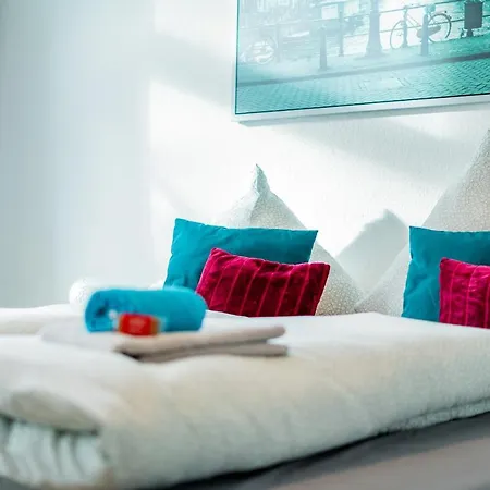 Helle Mit Balkon In Gruenen Innenhof - W-lan, 4 Schlafplaetze マクデブルク