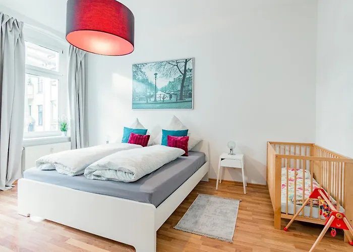 Helle Mit Balkon In Gruenen Innenhof - W-lan, 4 Schlafplaetze * Magdeburg